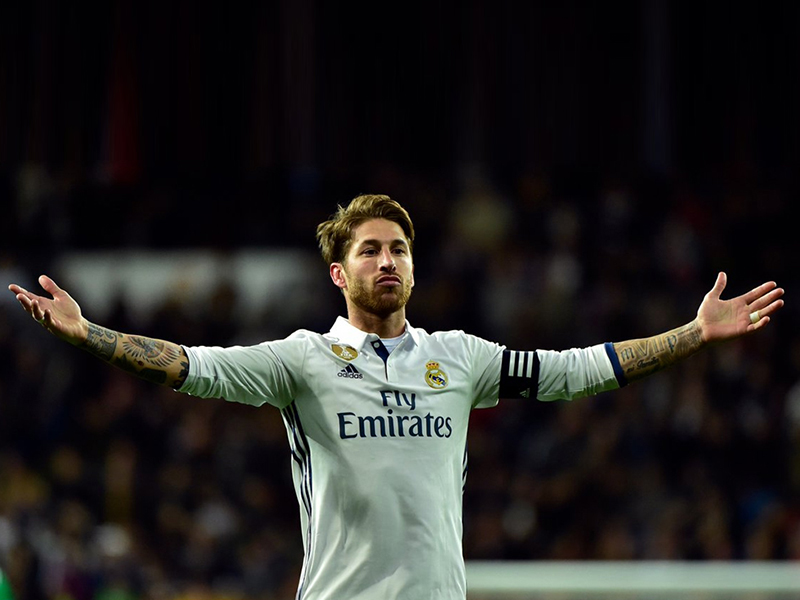 راموس يزور مسجد الشيخ زايد في أبوظبي ويرتدي الزي الخليجي